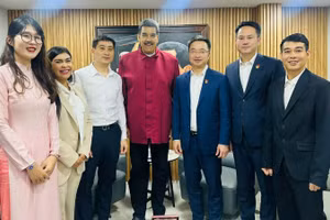 Tổng thống Venezuela Nicolas Maduro tiếp và chụp ảnh kỷ niệm với Đoàn đại biểu cấp cao Trung ương Đoàn Thanh niên Cộng sản Hồ Chí Minh. (Ảnh: Đại sứ quán Việt Nam tại Venezuela)