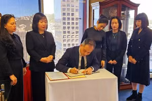 Đại sứ Phan Minh Giang ghi sổ tang tưởng niệm nguyên Chủ tịch nước Trần Đức Lương (Ảnh: Đại sứ quán Việt Nam tại New Zealand)