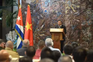 Đại sứ Việt Nam tại Cuba Lê Quang Long phát biểu tại buổi lễ. (Ảnh: Đại sứ quán Việt Nam tại Cuba)