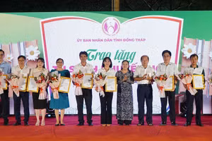 Lãnh đạo tỉnh trao thư và hoa cảm ơn các nhà tài trợ.