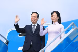Chiều 26/11, Chủ tịch nước Võ Văn Thưởng và Phu nhân cùng Đoàn đại biểu cấp cao Việt Nam rời Thủ đô Hà Nội, lên đường thăm chính thức Nhật Bản. (Ảnh: TTXVN)