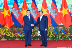 Thủ tướng Phạm Minh Chính và Thủ tướng Vương quốc Campuchia Samdech Moha Bovor Thipadei Hun Manet. 