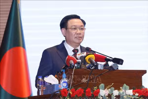 Chủ tịch Quốc hội Vương Đình Huệ phát biểu chính sách về “Quan hệ Hữu nghị truyền thống và Hợp tác tốt đẹp Việt Nam - Bangladesh: Cùng nhau phấn đấu vì tương lai tươi sáng và thịnh vượng của hai dân tộc, vì hòa bình, ổn định và phát triển của khu vực và thế giới". (Ảnh: Doãn Tấn/TTXVN)
