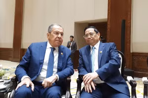 Thủ tướng Phạm Minh Chính đã có cuộc gặp ngắn với Trưởng đoàn Liên bang Nga, Bộ trưởng Ngoại giao Sergei Lavrov. (Ảnh: TUẤN ANH)