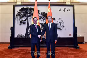 Chủ tịch nước Võ Văn Thưởng và Ủy viên trưởng Nhân đại Toàn quốc Trung Quốc Triệu Lạc Tế trong cuộc gặp tại Bắc Kinh, ngày 17/10. (Ảnh: TTXVN)