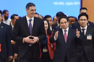 Thủ tướng Phạm Minh Chính và Thủ tướng Tây Ban Nha Pedro Sanchez dự Lễ ký kết văn kiện hợp tác.