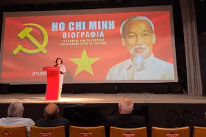Đại sứ Việt Nam tại Hy Lạp Phạm Thị Thu Hương phát biểu tại buổi chiếu phim đặc biệt về Chủ tịch Hồ Chí Minh. (Ảnh: Đại sứ quán Việt Nam tại Hy Lạp)