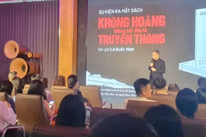 Tác giả Lê Quốc Vinh – Chủ tịch Hội đồng quản trị Công ty Le Bros, tại buổi ra mắt cuốn sách "Khủng hoảng không bắt đầu từ truyền thông", ngày 21/6 ở Hà Nội. Ảnh: Nguyễn Hùng