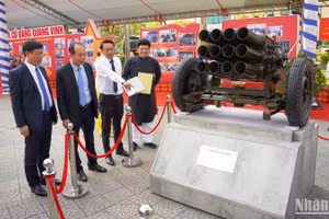 Lãnh đạo thành phố tham quan các khu vực trưng bày.