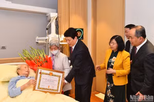 Chủ tịch nước Lương Cường trao Huy hiệu 65 năm tuổi Đảng cho đồng chí Trần Đức Lương.