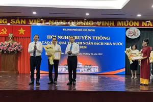 Lãnh đạo Thành phố Hồ Chí Minh trao bằng khen các doanh nghiệp tiêu biểu nộp ngân sách nhà nước năm 2024. 