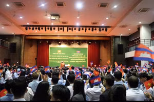 Hàng trăm sinh viên và giáo viên nhiệt liệt chào mừng Chủ tịch nước Tô Lâm đến thăm.