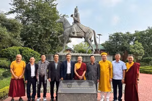Đoàn đại biểu Hội Hữu nghị Việt Nam-Nepal thăm một cơ sở tôn giáo ở Nepal. (Ảnh: Liên hiệp các tổ chức hữu nghị Việt Nam)