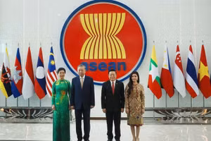 Tổng Bí thư Tô Lâm và Phu nhân cùng Tổng Thư ký ASEAN Kao Kim Hourn và Phu nhân tại Trụ sở Ban Thư ký ASEAN. (Ảnh: TTXVN)