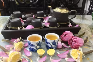Trà sen là một thức uống thanh tao được người dân quận Tây Hồ (Hà Nội) chế biến công phu, cho giá trị kinh tế cao. (Ảnh: CHÍ DŨNG)