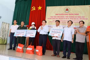 Đồng chí Nguyễn Trọng Nghĩa trao tặng 3 căn nhà tình nghĩa cho các hộ dân xã Mã Đà, huyện Vĩnh Cửu, tỉnh Đồng Nai.