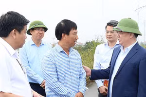 Đồng chí Đinh Tiến Dũng trò chuyện với người dân có đất nằm trong dự án Vành đai 4-Vùng Thủ đô trên địa bàn huyện Hoài Đức.