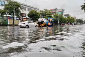 Đường Hùng Vương, phường Thanh Miếu ngập sâu.