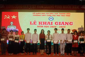 Đại diện doanh nghiệp trao tặng học bổng cho học sinh học tập tốt.