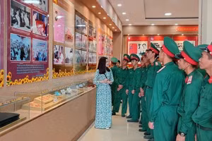 Các đại biểu dự triển lãm.