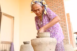 Các nghệ nhân gốm dùng chính đôi tay khéo léo của mình để tạo nên những sản phẩm tuyệt vời. 