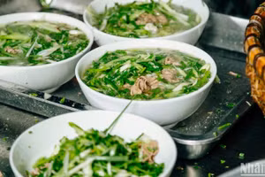 Bát phở tái lăn làm nên thương hiệu phở Thìn 13 Lò Đúc. (Ảnh: HÀ NAM)