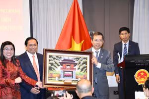 Thủ tướng Phạm Minh Chính tặng quà lưu niệm cho Đại sứ quán Việt Nam tại Australia.
