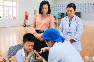 Các Sở Giáo dục và Đào tạo tăng cường tuyên truyền, vận động cha mẹ, gia đình đưa trẻ em đi tiêm chủng vaccine để phòng, chống dịch bệnh sởi đầy đủ. (Ảnh: DUY TUÂN)