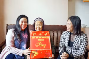 Chủ tịch Ủy ban Mặt trận Tổ quốc Việt Nam tỉnh Bắc Kạn Đỗ Thị Minh Hoa tặng quà gia đình chính sách tại huyện Bạch Thông. (Ảnh: HOÀNG VŨ).