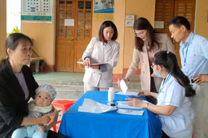 Sở Y tế tỉnh Bắc Kạn giám sát việc tiêm vaccine phòng, chống sởi tại phường Phùng Chí Kiên, thành phố Bắc Kạn. (Ảnh: LÝ DŨNG)