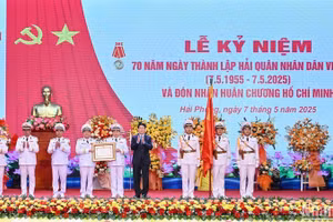 Chủ tịch nước Lương Cường trao Huân chương Hồ Chí Minh tặng Quân chủng Hải quân.