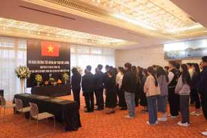 Cộng đồng người Việt Nam tại vùng Kansai (Nhật Bản) đến thắp hương, ghi sổ tang tưởng nhớ nguyên Chủ tịch nước Trần Đức Lương.