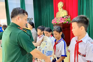  Đại diện Trung đoàn 717 trao kinh phí cho các em học sinh