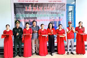 Cắt băng khánh thành, đưa công trình bếp ăn bán trú vào sử dụng.