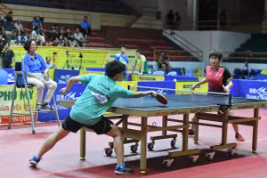 VĐV Nguyễn Khoa Diệu Khánh (đội Thành phố Hồ Chí Minh, bên phải) vô địch đơn nữ sau khi giành chiến thắng trước VĐV cùng đội Nguyễn Bạch Thanh Thư. (Ảnh ĐĂNG KHOA) 
