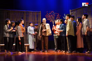Vở "Bác Hồ và mùa xuân ấy" của Nhà hát Kịch Việt Nam hưởng ứng cuộc vận động học tập và làm theo tư tưởng, đạo đức, phong cách Hồ Chí Minh. 