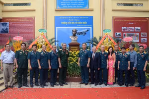 Ðại diện lãnh đạo, chỉ huy, các tướng lĩnh, Anh hùng Lực lượng vũ trang nhân dân của Quân chủng Phòng không-Không quân và Sư đoàn Không quân 371 tại Lễ đón nhận tượng phi công liệt sĩ Vũ Xuân Thiều tại trường tiểu học mang tên anh vào tháng 4/2016. 