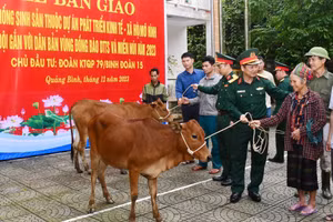  Đại diện chỉ huy Đoàn Kinh tế-Quốc phòng 79 trao bò giống cho bà con xã Lâm Thủy