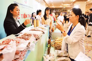 Đại biểu tham quan gian hàng của doanh nghiệp tại Diễn đàn Xúc tiến thương mại và đầu tư Việt Nam-Lào năm 2024. 