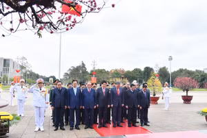 Các đồng chí lãnh đạo, nguyên lãnh đạo Đảng, Nhà nước thành kính tưởng nhớ công lao to lớn của Chủ tịch Hồ Chí Minh.