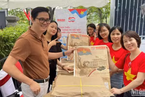 Từ 8 giờ 30 phút sáng, phụ san 30/4 của Báo Nhân Dân được phát đến tay người dân.