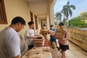 Sinh viên Đại học Y Hà Nội và Học viện Tài chính hỗ trợ phát phụ san cho người dân.
