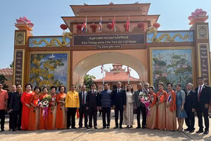 Đại sứ Phan Chí Thành, Tỉnh trưởng Nakhon Phanom cùng bà con kiều bào trước Khu tưởng niệm Chủ tịch Hồ Chí Minh ở Nakon Phanom.