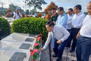 Đồng chí Nguyễn Trọng Nghĩa cùng Đoàn công tác viếng Nghĩa trang liệt sĩ.