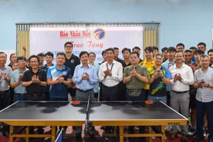 Ban tổ chức Giải vô địch bóng bàn quốc gia Báo Nhân Dân trao bàn bóng bàn tặng Trường đại học Thể dục Thể thao Đà Nẵng. (Ảnh: DUY LINH)