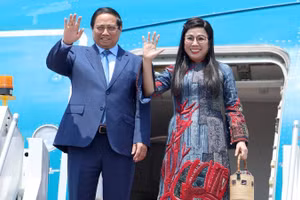 Thủ tướng Phạm Minh Chính và Phu nhân kết thúc chuyến thăm chính thức Malaysia và tham dự Hội nghị Cấp cao ASEAN lần thứ 46. (Ảnh: Dương Giang/TTXVN)