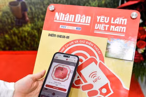 Chỉ cần chạm điện thoại, du khách có thể mở ra một không gian số với nhiều tính năng được tích hợp.