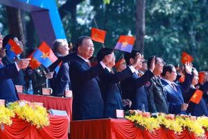 Các đồng chí lãnh đạo, nguyên lãnh đạo Đảng, Nhà nước và bạn bè quốc tế dự buổi lễ. (Ảnh TTXVN)