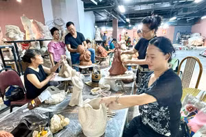 Làm gốm nghệ thuật tại làng gốm Bát Tràng.