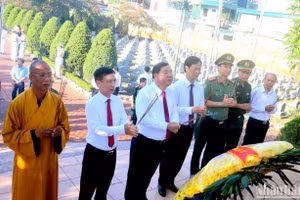 Các đại biểu tỉnh Nam Định dâng hương, đặt vòng hoa viếng các Anh hùng liệt sĩ tại Nghĩa trang Liệt sĩ thành phố Nam Định.